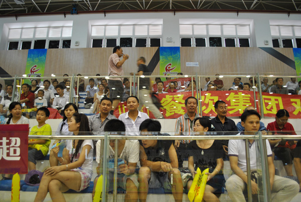 7月7日，商会部分兵兵球爱好者观看了于深圳高级中学体育馆举行的中国兵超联赛（深圳）赛区的比赛