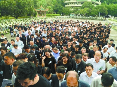中国“裸捐”第一人 一腔慈爱动三城
