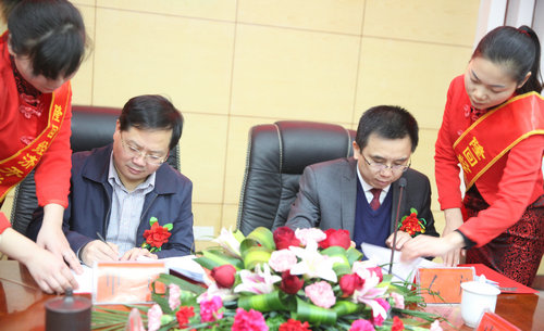 张红学会长(右二)代表商会及投资公司与隆回县委副书记,县长马健强(左